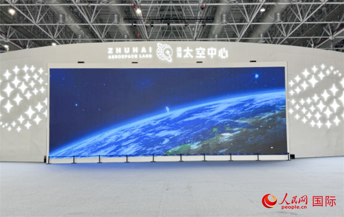 珠海太空中心是珠海市為發(fā)揮中國(guó)航展品牌效應(yīng)和帶動(dòng)效應(yīng)而打造的“永不落幕的航展”。人民網(wǎng)記者 張麗鷗攝