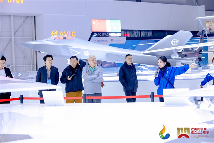 參會嘉賓和留學(xué)歸國人員參觀珠海太空中心。主辦方供圖