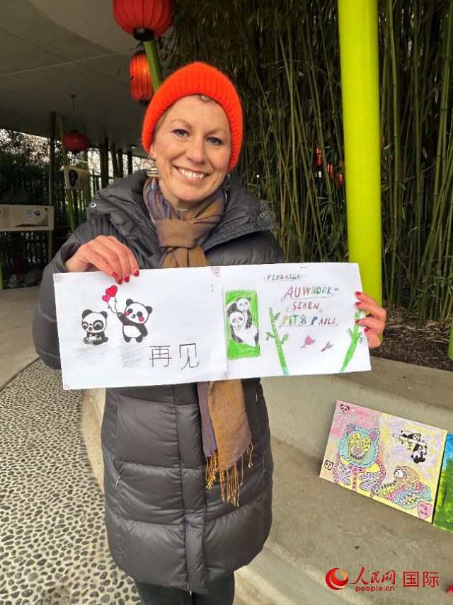 桑德拉和德國小朋友們的作品。右圖寫著“祝福好運，再見 Pit和Paule（“夢想”“夢圓”的德語名字）”。人民網(wǎng)記者 徐馨攝