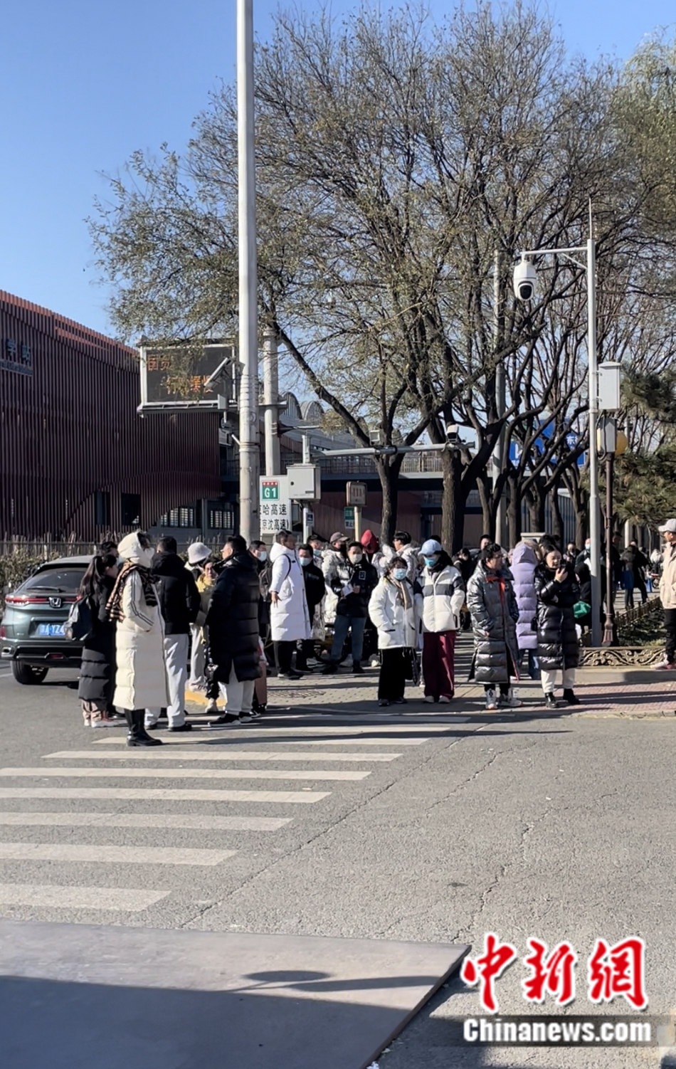 不少家長和老師在考場外等候。袁秀月 攝