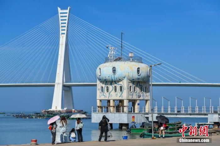圖為游客在文昌鋪前漁港游玩。<a target='_blank' href='/' _fcksavedurl='/' ><p  align=