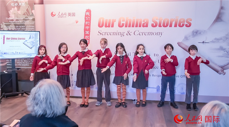 肯辛頓韋德預(yù)備學(xué)校小學(xué)生表演。人民網(wǎng) 郭錦標(biāo)攝