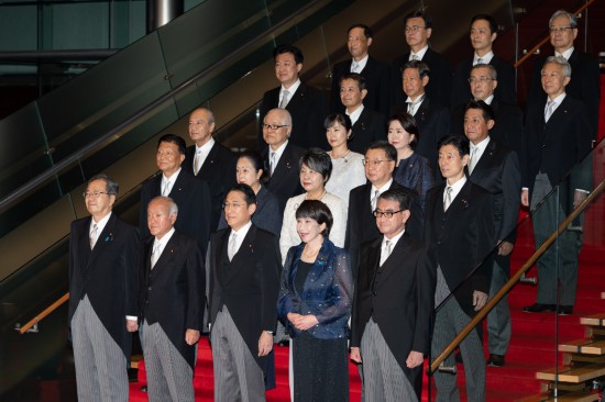 9月13日，日本首相岸田文雄（前排中）在東京的首相官邸率閣僚合影。新華社記者張笑宇攝