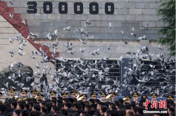 12月13日是第十個南京大屠殺死難者國家公祭日。當天上午，南京大屠殺死難者國家公祭儀式在侵華日軍南京大屠殺遇難同胞紀念館舉行。圖為國家公祭儀式現(xiàn)場。中新社記者 泱波 攝