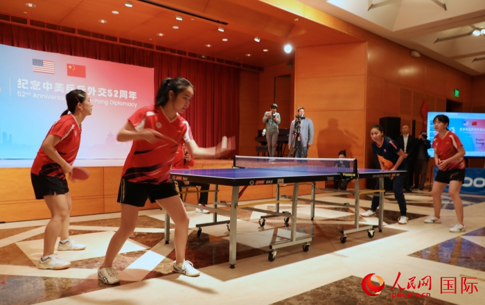 來自北京大學(xué)、美國弗吉尼亞大學(xué)的中美青年乒乓球運(yùn)動(dòng)員進(jìn)行表演賽。人民網(wǎng)記者 李志偉攝