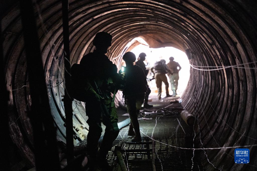 這張以色列國防軍12月17日發(fā)布的照片顯示，以軍地面部隊在加沙地帶發(fā)現(xiàn)一處大型地下隧道。新華社發(fā)