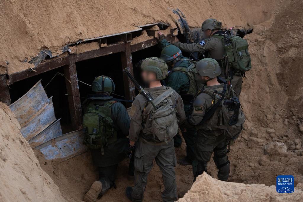 這張以色列國防軍12月17日發(fā)布的照片顯示，以軍地面部隊在加沙地帶發(fā)現(xiàn)一處大型地下隧道。新華社發(fā)
