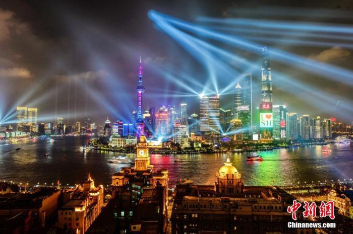資料圖：上海外灘國慶燈光秀流光溢彩。 黃偉國 攝
