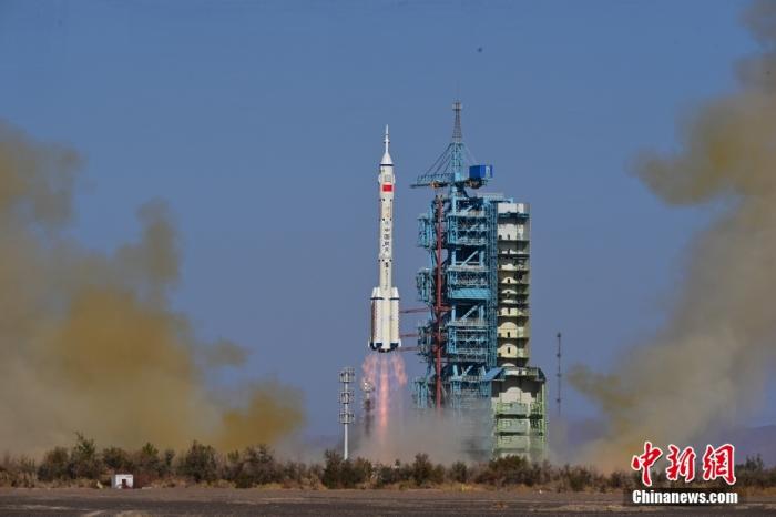 資料圖：北京時間2023年10月26日11時14分，搭載神舟十七號載人飛船的長征二號F遙十七運載火箭在酒泉衛(wèi)星發(fā)射中心點火發(fā)射。汪江波 攝