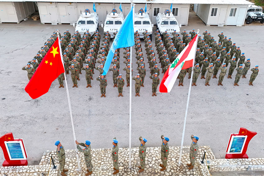 1月1日，中國(guó)第22批赴黎巴嫩維和官兵們舉行升旗儀式。胡光明攝