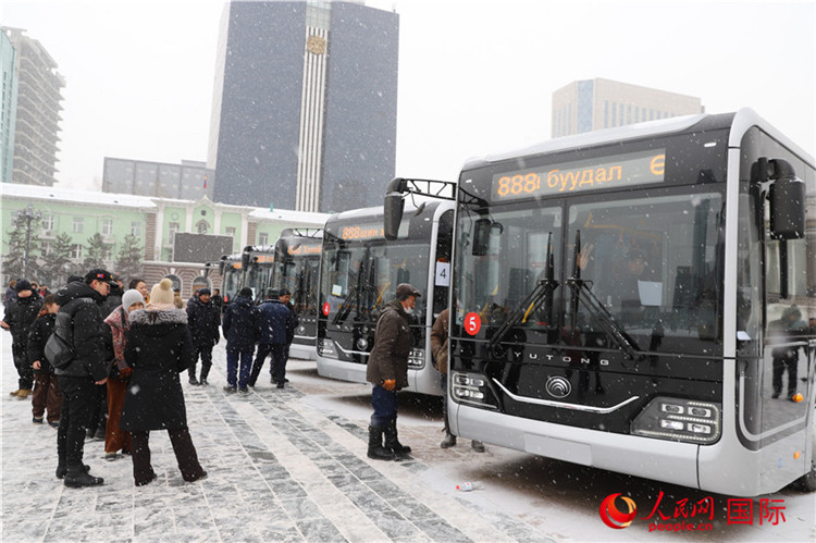 2023年12月29日，中國(guó)制造公交車(chē)在烏蘭巴托蘇赫巴托廣場(chǎng)展示。人民網(wǎng)記者 霍文攝