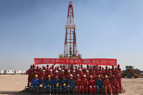 12月25日，中石化國(guó)工科威特分公司SINOPEC-16隊(duì)在科威特北部油區(qū)順利開鉆。中石化供圖