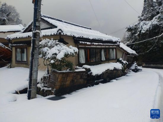 這是1月8日拍攝的日本能登半島地震災(zāi)區(qū)珠洲市的街景。