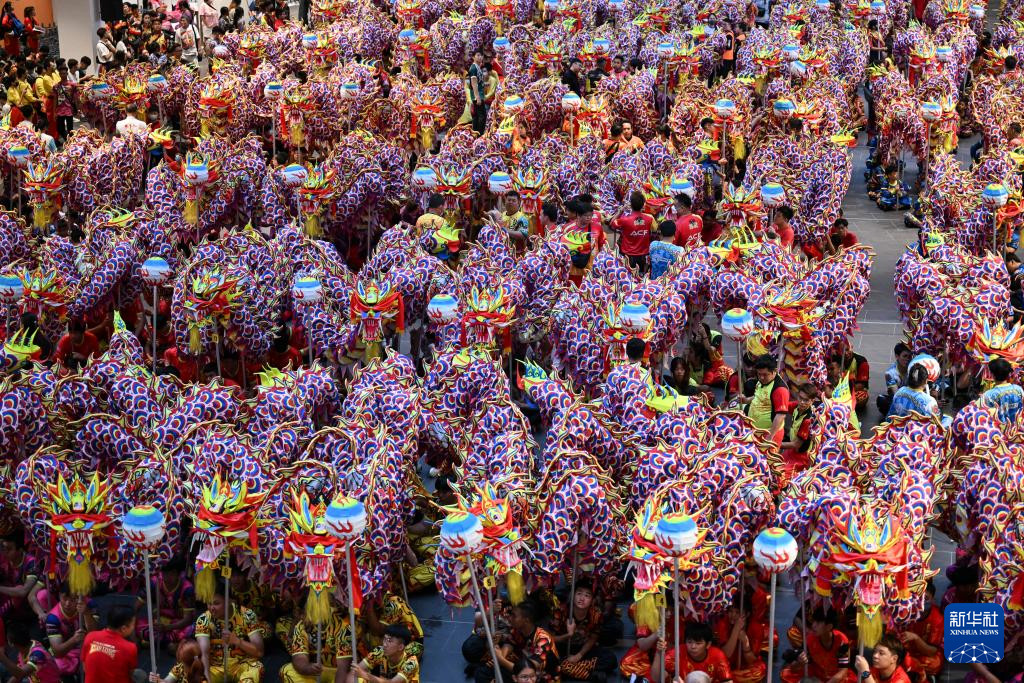 1月7日，演員們?cè)隈R來(lái)西亞雪蘭莪州巴生的一家購(gòu)物中心進(jìn)行舞龍表演。新華社記者 程一恒 攝