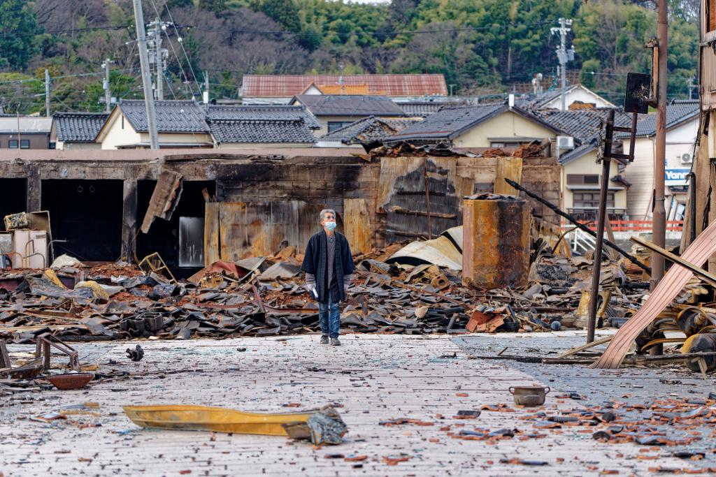 1月4日，一名市民查看日本石川縣輪島市“輪島早市”廢墟。新華社記者張笑宇攝