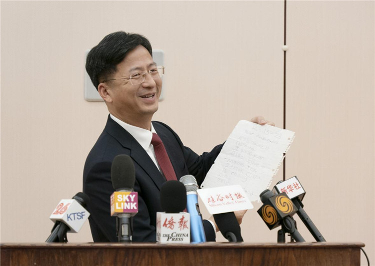 張建敏總領事向媒體展示領區(qū)小學生來信。中國駐舊金山總領館供圖
