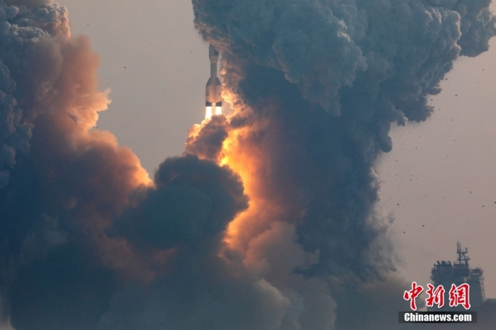 北京時間1月11日13時30分，引力一號遙一運載火箭由太原衛(wèi)星發(fā)射中心在山東海陽附近海域點火升空，將云遙一號18～20星3顆衛(wèi)星送入預定軌道，飛行試驗任務獲得圓滿成功。這是引力一號火箭首次飛行，創(chuàng)造全球最大固體運載火箭、中國運力最大民商火箭紀錄。圖/太原衛(wèi)星發(fā)射中心