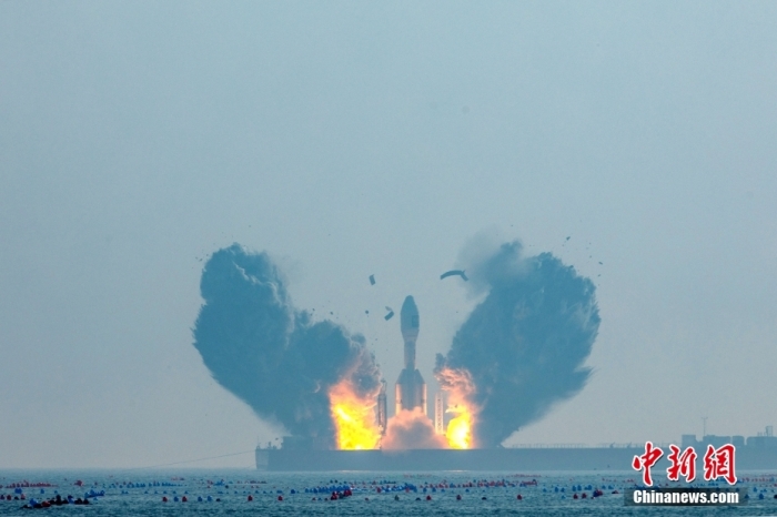 北京時間1月11日13時30分，引力一號遙一運載火箭由太原衛(wèi)星發(fā)射中心在山東海陽附近海域點火升空，將云遙一號18～20星3顆衛(wèi)星送入預定軌道，飛行試驗任務獲得圓滿成功。這是引力一號火箭首次飛行，創(chuàng)造全球最大固體運載火箭、中國運力最大民商火箭紀錄。圖/太原衛(wèi)星發(fā)射中心