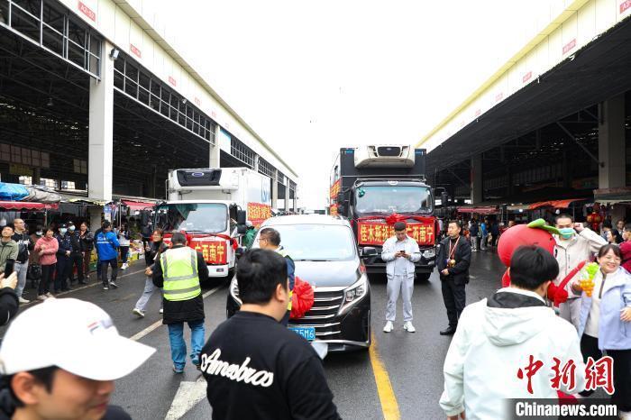運(yùn)載蔓越莓車隊(duì)前，不少民眾正在圍觀打卡。 王偉臣 攝