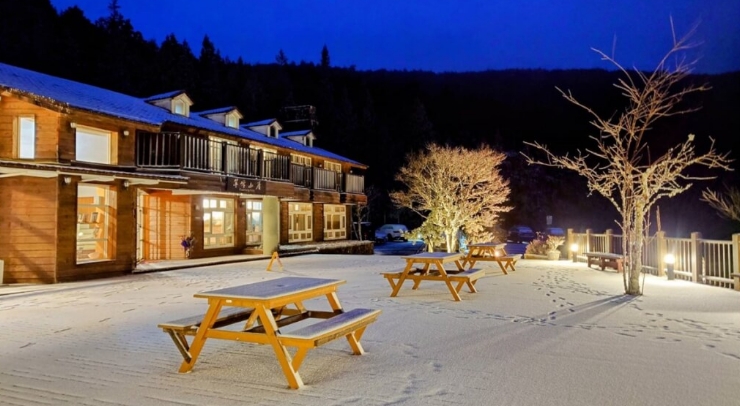位在宜蘭縣內(nèi)的太平山森林游樂區(qū)23日凌晨開始下雪，園區(qū)翠峰山屋前一片雪白。圖片來源：臺(tái)灣“中央社”。