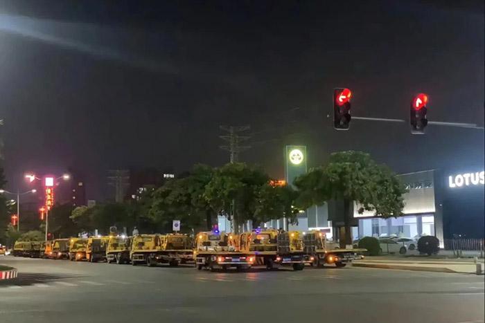 有多輛拖車出現(xiàn)在東莞寮步汽車城門口。視頻截圖