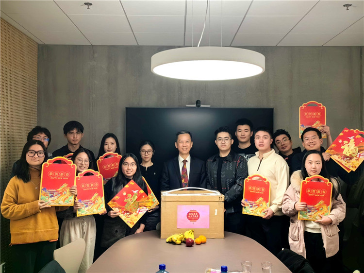 中國駐瑞典大使崔愛民看望慰問瑞典隆德大學中國留學生。中國駐瑞典大使館供圖