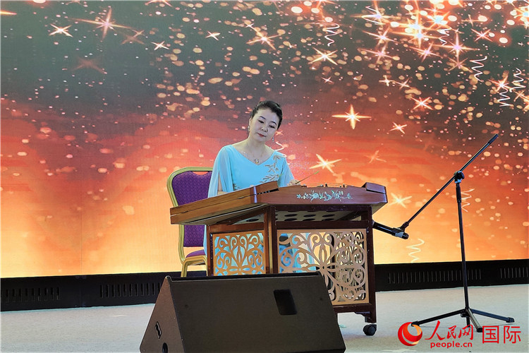 揚(yáng)琴演奏家劉艮演奏《夢中的婚禮》。人民網(wǎng)記者 于宏建攝