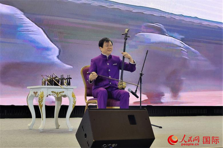 二胡演奏家、國家一級演員王之輝演奏《新春樂》。人民網(wǎng)記者 于宏建攝