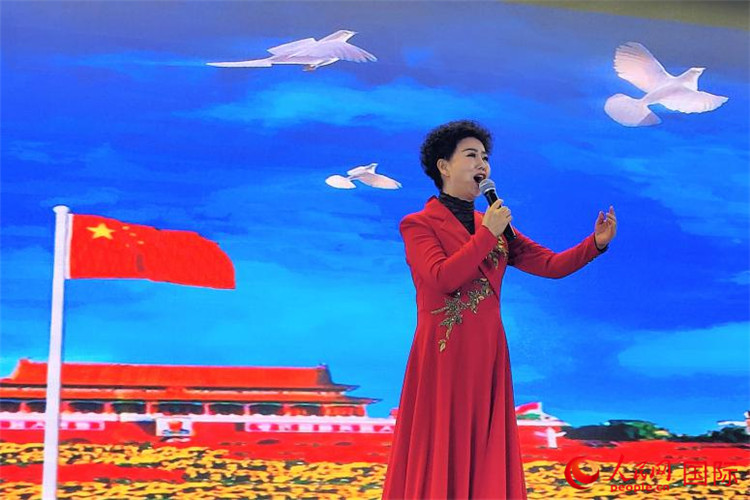 女高音歌唱家、國家一級演員江如虹演唱《我愛你中國》。人民網(wǎng)記者 于宏建攝