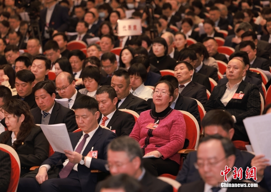 1月23日，安徽省第十四屆人民代表大會第二次會議在合肥開幕。圖為代表委員認真聽取政府工作報告。