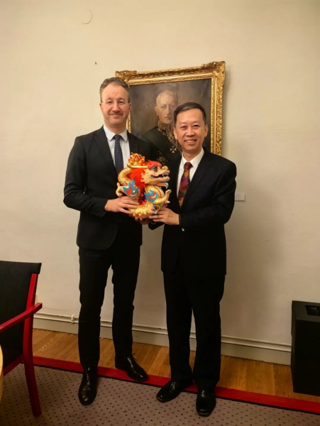 中國駐瑞典大使崔愛民（右）會見瑞典外交部外貿(mào)總司長嚴(yán)波（左）。中國駐瑞典大使館供圖