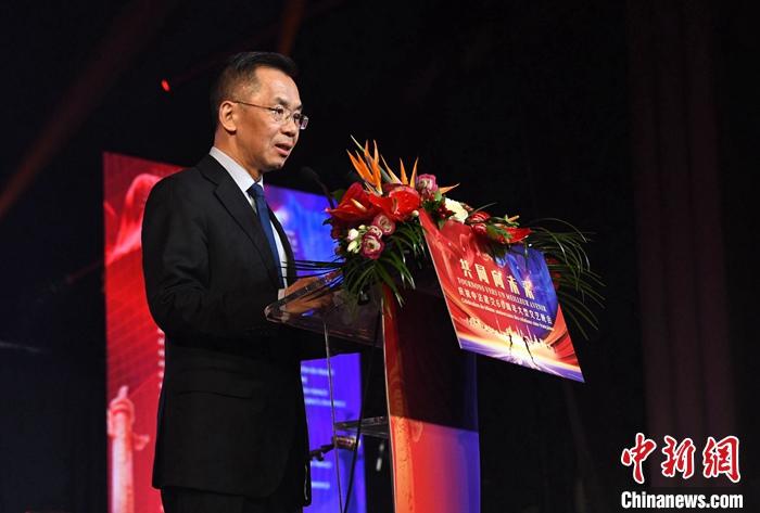 當?shù)貢r間1月16日晚，以“共同向未來”為題的慶祝中法建交60周年大型文藝晚會在巴黎舉辦。中國駐法國大使盧沙野出席晚會并致辭。 <a target='_blank' href='/' _fcksavedurl='/'><p  align=