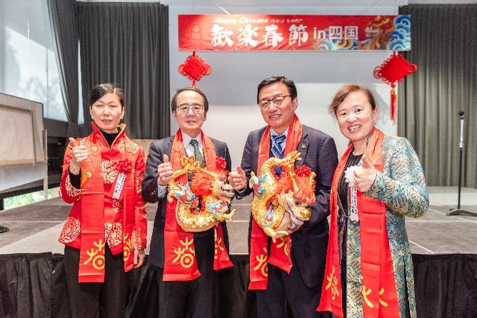 向池田知事、大西市長(zhǎng)贈(zèng)送“歡樂春節(jié)“吉祥龍。從左到右為魏有美副總領(lǐng)事、池田豊人知事、大西秀人市長(zhǎng)、馬曉琛主任。中國(guó)駐大阪旅游辦事處供圖