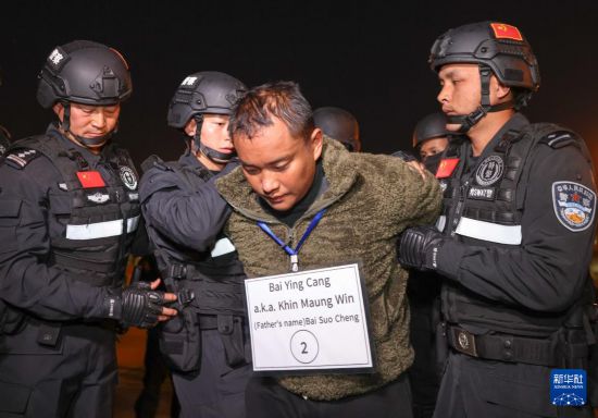 1月30日，在緬甸內(nèi)比都國際機(jī)場，緬甸警方依法向我公安機(jī)關(guān)移交緬北重大犯罪嫌疑人白應(yīng)蒼。新華社記者 殷剛 攝