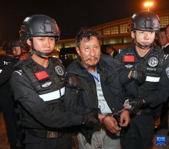 1月30日，在緬甸內(nèi)比都國際機(jī)場，緬甸警方依法向我公安機(jī)關(guān)移交緬北重大犯罪嫌疑人魏懷仁。新華社記者 殷剛 攝