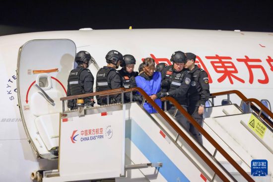1月30日，在云南昆明長水機(jī)場，緬北重大犯罪嫌疑人白所成被我公安機(jī)關(guān)成功押解回國。新華社記者 殷剛 攝