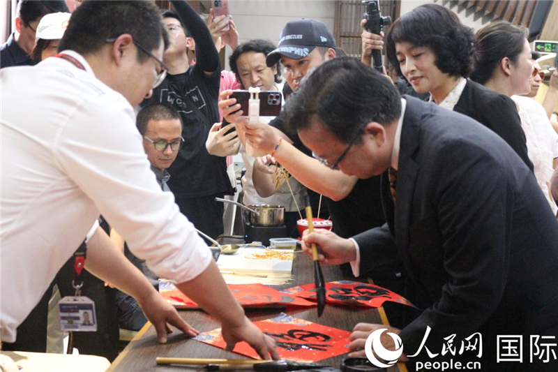 中國(guó)駐菲律賓大使黃溪連出席活動(dòng)并與留菲學(xué)子共迎新春。人民網(wǎng)記者樊帆 攝