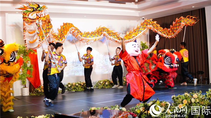 在菲留學(xué)生通過(guò)舞龍舞獅表演呈現(xiàn)中華優(yōu)秀傳統(tǒng)文化魅力。人民網(wǎng)記者樊帆 攝