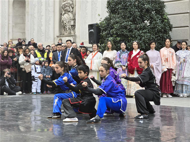 當(dāng)?shù)匚湫g(shù)學(xué)院進(jìn)行武術(shù)表演。張錫琪攝