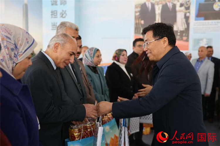 中建埃及分公司董事長(zhǎng)常偉才為埃及師生發(fā)放新年禮包。人民網(wǎng)記者 黃培昭攝