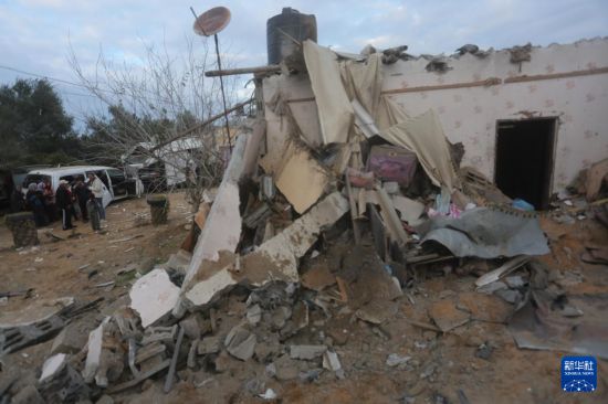 2月5日，在加沙地帶南部城市拉法，人們查看以軍空襲后的建筑廢墟。新華社發(fā)（哈立德·奧馬爾攝）