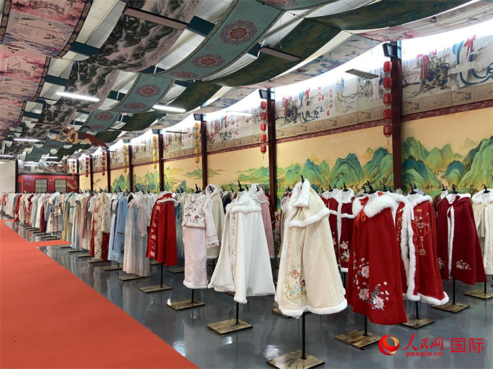 1月24日，在山東省菏澤市曹縣大集鎮(zhèn)穿越大唐漢服云倉直播基地展廳里擺放的漢服。 人民網(wǎng) 周琳佳攝