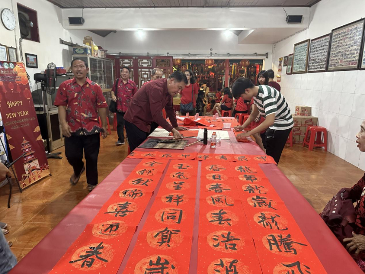 茍皓東為華人朋友現(xiàn)場(chǎng)寫春聯(lián)送福字。巴陵康孔子學(xué)院供圖