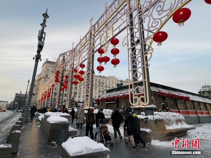 當(dāng)?shù)貢r(shí)間2月9日，中國農(nóng)歷新年慶?；顒?dòng)啟動(dòng)儀式在莫斯科市中心的卡梅爾格爾斯基巷舉行。圖為特維爾大街裝飾的中國大紅燈籠。<a target='_blank' href='/'><p  align=