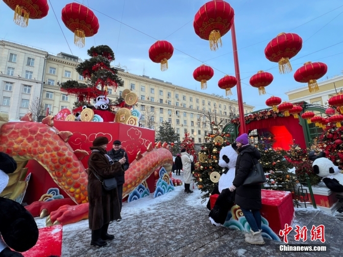 當(dāng)?shù)貢r(shí)間2月9日，中國農(nóng)歷新年慶祝活動(dòng)啟動(dòng)儀式在莫斯科市中心的卡梅爾格爾斯基巷舉行。中國駐俄大使張漢暉，俄羅斯外交部發(fā)言人扎哈羅娃，以及俄羅斯文化部和莫斯科市政府官員出席。慶?；顒?dòng)將持續(xù)至18日。圖為當(dāng)?shù)孛癖娫谔鼐S爾廣場與大熊貓玩偶合影。<a target='_blank' href='/'><p  align=
