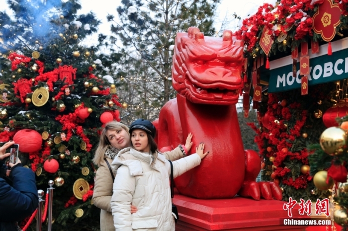 當(dāng)?shù)貢r(shí)間2月9日，中國農(nóng)歷新年慶?；顒?dòng)啟動(dòng)儀式在莫斯科市中心的卡梅爾格爾斯基巷舉行。中國駐俄大使張漢暉，俄羅斯外交部發(fā)言人扎哈羅娃，以及俄羅斯文化部和莫斯科市政府官員出席。慶?；顒?dòng)將持續(xù)至18日。圖為當(dāng)?shù)孛癖娫谔鼐S爾廣場與龍雕塑合影。