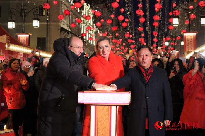 張漢暉、扎哈羅娃、科茲洛夫（從右至左）共同按下活動(dòng)啟動(dòng)按鈕。于子恒攝