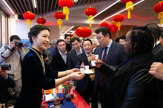 2月2日，人們在位于意大利羅馬的聯(lián)合國糧農(nóng)組織總部體驗中國茶藝。新華社記者李京攝