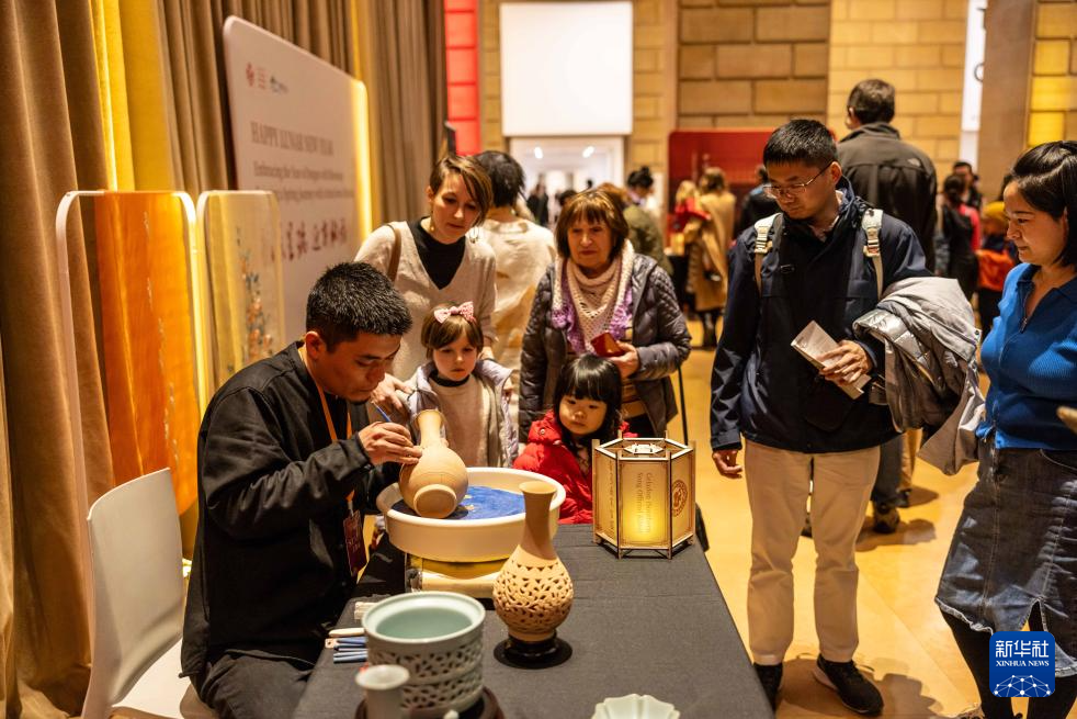 2月11日，參觀者在美國費城藝術(shù)博物館舉行的龍年迎新春活動上觀看瓷器制作。新華社發(fā)（周煥新攝）