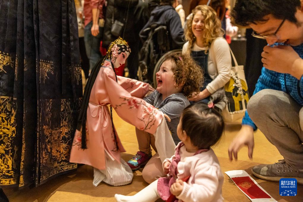 2月11日，孩子們在美國費城藝術(shù)博物館舉行的龍年迎新春活動上體驗?zāi)九紤颉Ｐ氯A社發(fā)（周煥新攝）